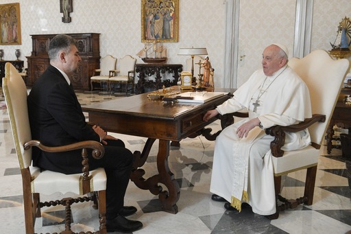UPDATE - Marcel Ciolacu, primit de Papa Francisc / Premierul a multumit pentru sprijinul acordat comunităţilor româneşti / Schimb de cadouri - FOTO

