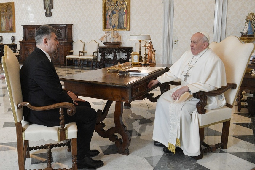 UPDATE - Marcel Ciolacu, primit de Papa Francisc / Premierul a multumit pentru sprijinul acordat comunităţilor româneşti / Schimb de cadouri - FOTO

