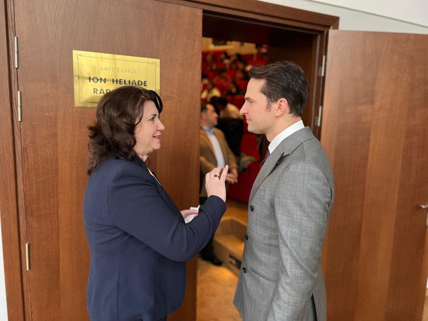 Sebastian Burduja şi Monica Anisie, la evenimentul prilejuit de Ziua Naţională a Lecturii, la Biblioteca Academiei Române / Liderul PNL Bucureşti: Românii citesc mai puţin de cinci minute pe zi. Prin lectură suntem mai buni, mai informaţi