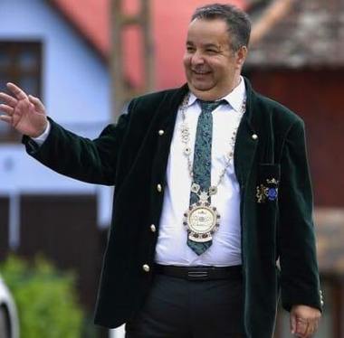 Autointitulatul rege internaţional al romilor, Dorin Cioabă, lansează un apel către liderii organizaţiilor minorităţii, cerându-le să nu mai folosească termenul „ţigani” şi să nu facă alianţe cu partide extremiste
