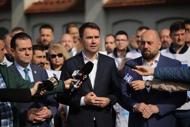 Dreapta Unită îi cere lui Iohannis să convoace referendum de eliminare a pensiilor speciale / Drulă: Am strâns 135.000 de semnături / Orban: Klaus, dacă nu eşti o sosie, dacă nu ai fost înlocuit cu un Werner mai rău şi mai pesedist, fă ce e vital pentru România