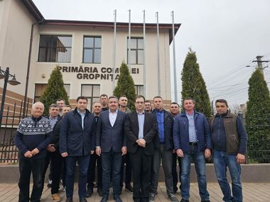 Primarii a două comune ieşene, dar şi un viceprimar, membri ai PNL, vor candida pe listele PSD la alegerile locale

