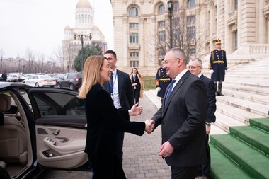 Nicolae Ciucă, întâlnire cu Roberta Metsola, preşedinta Parlamentului European, care participă la congresul PPE: Miza alegerilor din iunie este păstrarea într-o poziţie fruntaşă a forţelor pro-europene