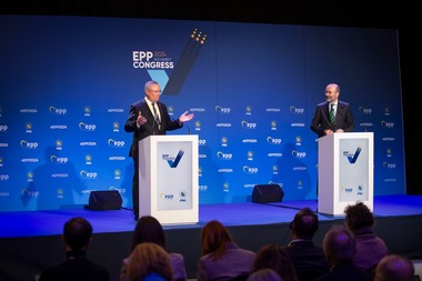 Weber, întrebat cum vede ca Ciucă să fie următorul preşedinte al României: Îl văd pe Nicolae ca un foarte bun prieten şi observ abilităţile sale în a conduce PNL. Cât a fost premier a dovedit că poate realiza dezvoltarea economică a ţării