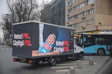 USR a organizat un protest în timpul Congresului PPE: Votezi cu PPE, câştigă S&D - FOTO 