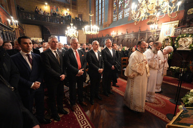 Ciucă, la Catedrala „Sfinţii Arhangheli Mihail, Gavriil şi Rafail”, din Paris: Biserica nu este doar locul sfintei rugăciuni, ci şi acela care reuneşte comunităţi legate de credinţă şi valori comune