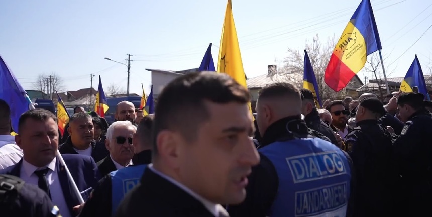 AUR o acuză pe Lia Olguţa Vasilescu că a dat ordinul către jandarmi să blocheze simpatizanţii Alianţei pentru Unirea Românilor la o conferinţă de presă susţinută în faţa Primăriei din Craiova - VIDEO