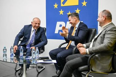 Stroe: Cătălin Cîrstoiu a început turul de forţă pentru câştigarea Primăriei Bucureşti, cu PNL Sector 4! Ne-a făcut plăcere să discutăm aplicat despre planul pe care îl are pentru Bucureşti /  Cătălin Cîrstoiu poate, ştie şi vrea! - FOTO