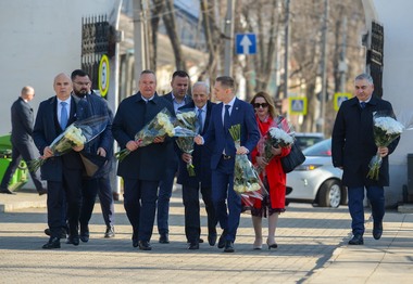 Nicolae Ciucă: Trebuie să ne întoarcem în istorie şi să vedem ce s-a întâmplat când la putere au fost partidele extremiste, partidele populiste şi să ne asumăm această luptă împotriva populismului şi extremismului / În vremuri grele şi complicate ne trebuie echilibru