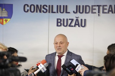Preşedintele Consiliului Judeţean Buzău, Petre Emanoil Neagu, anunţă că va candida pentru un loc de deputat în Parlamentul României: Din puţina mea experienţă, de peste 20 de ani în administraţia publică locală, să pot şi acolo, măcar un pic, să duc