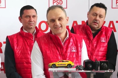 Prefectul de Prahova renunţă la funcţie pentru a candida la preşedinţia Consiliului Judeţean, funcţie vizată şi de Iulian Dumitrescu/ Anunţul, făcut cu două machete de Bentley şi Lamborghini pe pupitru