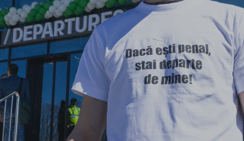 Protest al tinerilor PSD la inaugurarea noului terminal al Aeroportului Iaşi, la care au fost prezenţi Alexe şi Chirica. Tinerii purtau tricouri cu mesajele -”Dacă eşti penal, stai departe de mine”, „Aeroportul este al ieşenilor, nu al penalilor”- VIDEO
