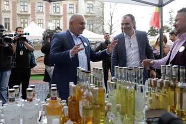Cătălin Cîrstoiu afirmă că le-a cumpărat lui Nicuşor Dan şi Cristian Popescu Piedone câte o sticlă de tărie: Iau atacurile apărute zilnic împotriva mea drept dovada că le este teamă de mine, aşa că poate îi ajută acest cadou - ”Tăria lui Cătălin”