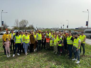 Mihai Enache, candidatul AUR la Primăria Bucureşti, şi echipa AUR Bucureşti au plantat  200 de platani, sub genericul „Când Ciucu şi Nicuşor se ceartă, Enache plantează”