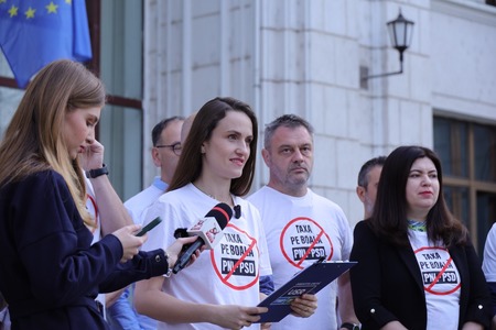 USR, protest la uşa ministrului Finanţelor, Marcel Boloş: Aproape 100 de zile de când bagă mâna în buzunarul românilor prin „taxa pe boală”