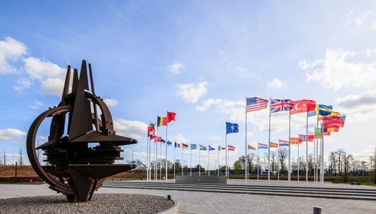 Ministrul Apărării: Marcăm 75 de ani de unitate între cei 32 de aliaţi NATO, dedicaţi apărării colective, îmbrăţişând inovaţia şi protejând libertăţile a peste un miliard de cetăţeni din întreaga lume
