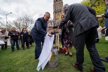 Vlăstar din Teiul lui Eminescu, plantat de Nicolae Ciucă la Praga / Preşedintele Senatului: Acest oraş are o semnificaţie aparte pentru simbolul culturii noastre naţionale