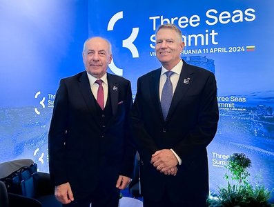 Preşedintele Klaus Iohannis s-a întâlnit cu preşedintele Ungariei, în marja  Summitului Iniţiativei celor Trei Mări, de la Vilnius: Am discutat despre relaţiile noastre bilaterale şi economice
