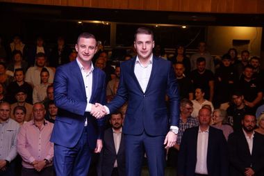 Raul Ambruş, preşedinte al Partidului Liberal Timiş şi fost membru PNL, a trecut la PSD cu peste 500 de colegi şi îl susţine pe Alfred Simonis pentru şefia CJ Timiş/ Ambruş a plecat din Alianţa Timişoara Unită, după anunţul candidaturii lui Alin Nica
