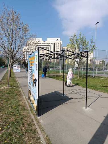 Un medic, candidat independent pentru Consiliul Local Braşov, reclamă vandalizarea corturilor unde strânge semnături, bannerele fiind furate: Să te lupţi imoral (şi ilegal!) cu un amărât de candidat independent, asta ce-o ascunde oare?