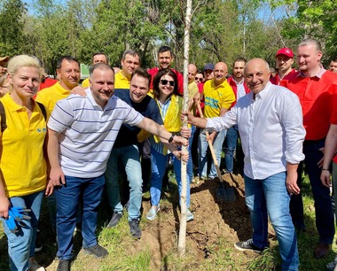 Cătălin Cîrstoiu: Sâmbăta asta a fost dedicată mediului. După marşul de la Parcul IOR am ajuns în curtea Institutului Clinic Fundeni, unde am plantat arbori/ Împreună vom avea aer mai curat şi un oraş mai verde