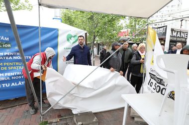 Mihai Enache îi acuză pe reprezentanţii Primăriei Sectorului 3 că au demolat şi confiscat un cort al AUR care era amplasat legal şi avea autorizaţie de la Primăria Capitalei
