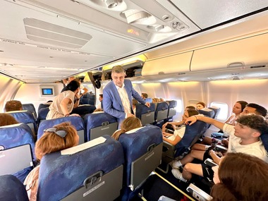 Premierul Ciolacu, în aeronava oficială cu care revine în ţară, alături de grupul de tineri blocaţi pe aeroportul din Dubai: Zâmbetele lor mi-au dat energie cât toate cafelele băute în ultimele zile