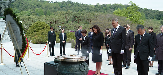 Preşedintele Klaus Iohannis şi-a început vizita oficială în Coreea de Sud cu depunerea unei coroane de flori la Seoul National Cemetery
