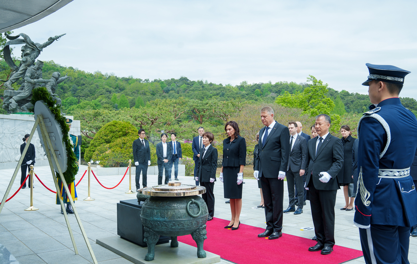 UPDATE - Preşedintele Klaus Iohannis şi-a început vizita oficială în Coreea de Sud cu depunerea unei coroane de flori la Seoul National Cemetery: Am adus un omagiu victimelor de război din Coreea de Sud, onorând sacrificiul acestora pentru libertate