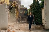 Dominic Fritz, primarul Timişoarei, a început demolarea unui gard construit ilegal, care bloca accesul în Parcul Copiilor / Construcţia ilegală aparţine unui cunoscut clan de romi din Timişoara, Cârpaci