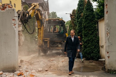 Dominic Fritz, primarul Timişoarei, a început demolarea unui gard construit ilegal, care bloca accesul în Parcul Copiilor / Construcţia ilegală aparţine unui cunoscut clan de romi din Timişoara, Cârpaci