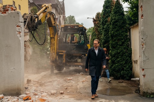 Dominic Fritz, primarul Timişoarei, a început demolarea unui gard construit ilegal, care bloca accesul în Parcul Copiilor / Construcţia ilegală aparţine unui cunoscut clan de romi din Timişoara, Cârpaci