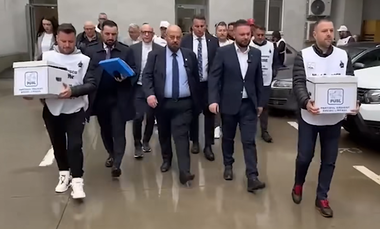 Fiul lui Cristian Popescu Piedone, deputatul PUSL Vlad Popescu Piedone, şi-a depus candidatura la Primăria Sectorului 5, cu 11.000 de semnături