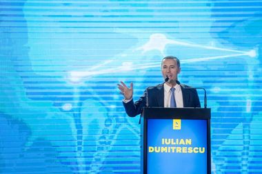 Iulian Dumitrescu nu a demisionat din funcţia de preşedinte al PNL Prahova şi semnează documentele depuse la Birourile Electorale / PSD le-a contestat, BEJ Prahova a constatat că Dumitrescu e în continuare preşedinte

