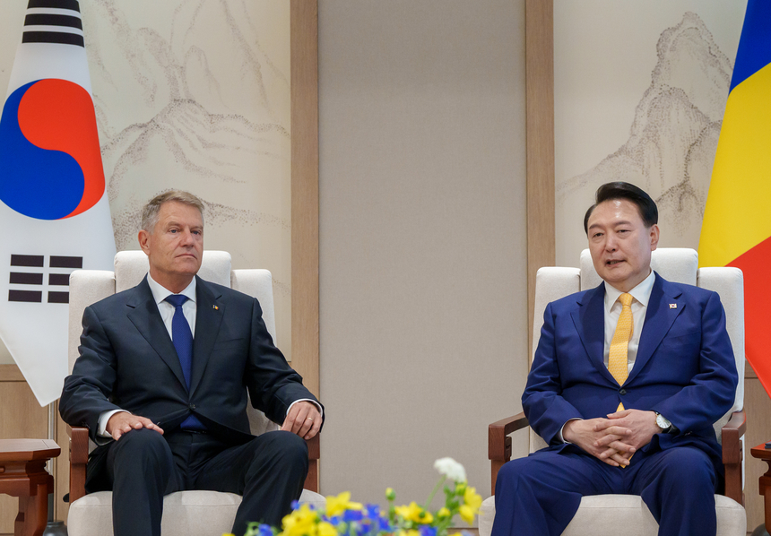 Klaus Iohannis a semnat decretul pentru decorarea preşedintelui Republicii Coreea cu Ordinul Naţional „Steaua României”