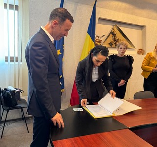 Preşedintele PNL Prahova, Iulian Dumitrescu, urmărit penal de DNA, şi-a depus miercuri candidatura pentru un nou mandat de preşedinte al Consiliului Judeţean Prahova
