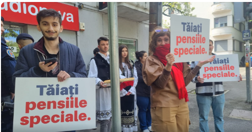 Protest USR la Timişoara, în timpul şedinţei de Guvern / Pancarte cu mesajul ”Tăiaţi pensiile speciale” - FOTO