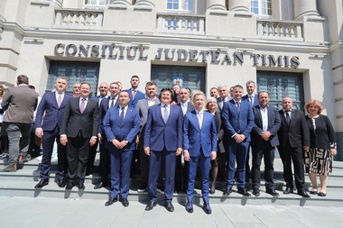 Alfred Simonis, la depunerea candidaturii pentru preşedinţia CJ Timiş: Privim cu smerenie, dar cu încredere, ziua de 9 iunie pentru că Timişul are nevoie de o schimbare / Nicolae Robu: Să facem oraşul din nou să palpite o viaţă sănătoasă

