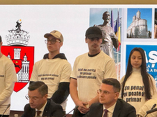 Protest organizat de tinerii din PSD Iaşi, în timpul şedinţei de Consiliu Local / Ei s-au aşezat în spatele primarului Mihai Chirica purtând tricouri cu mesajele ”Iaşul merită un primar, nu un penal” şi ”Fără penali la primărie”