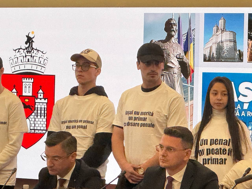 Protest organizat de tinerii din PSD Iaşi, în timpul şedinţei de Consiliu Local / Ei s-au aşezat în spatele primarului Mihai Chirica purtând tricouri cu mesajele ”Iaşul merită un primar, nu un penal” şi ”Fără penali la primărie”