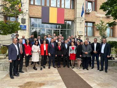 PSD Iaşi a depus listele de candidaţi pentru alegerile locale, prezentând peste 30.000 de semnături. Candidatul PSD la Primăria Iaşi: Sunt omul care îl poate scoate, cu votul ieşenilor, pe penalul Mihai Chirica definitiv din Primărie