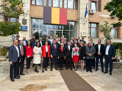 PSD Iaşi a depus listele de candidaţi pentru alegerile locale, prezentând peste 30.000 de semnături. Candidatul PSD la Primăria Iaşi: Sunt omul care îl poate scoate, cu votul ieşenilor, pe penalul Mihai Chirica definitiv din Primărie