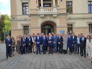 PNL Iaşi a depus listele la Primărie şi la Consiliul Judeţean / Mihai Chirica este candidatul liberalilor la primărie, iar Costel Alexe la şefia CJ / Pe listele de consilieri judeţeni apar şi doi consilieri PMP