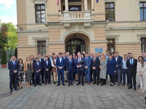 PNL Iaşi a depus listele la Primărie şi la Consiliul Judeţean / Mihai Chirica este candidatul liberalilor la primărie, iar Costel Alexe la şefia CJ / Pe listele de consilieri judeţeni apar şi doi consilieri PMP