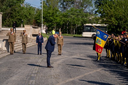 Nicolae Ciucă: Veteranii de război merită toate onorurile, pentru că au luptat ca România să aibă libertatea de a-şi decide viitorul. Avem datoria de a spune generaţiilor viitoare poveştile acestor eroi