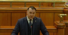 Camera Deputaţilor a suspendat şedinţa de luni, după ce deputatul neafiliat Andi Grosaru a blocat tribuna sălii de plen / Suciu: Voi propune Biroului permanent sancţionarea dumneavoastră 