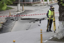 Stradă surpată în Slănic, Prahova - PSD şi PNL se acuză reciproc pentru situaţie. PSD susţine că CJ Prahova a eliberat autorizaţie pentru reţeaua de gaze fără „studiu geotehnic aprofundat”. Iulian Dumitrescu cataloghează ideea drept „absurdă”
