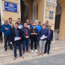 Cei 11 candidaţi la Consiliul Local Municipal înscrişi pe listele AUR Buzău şi-au retras candidaturile, în semn de protest faţa de imixtiunile conducerii AUR în activitatea organizaţiei din Buzău