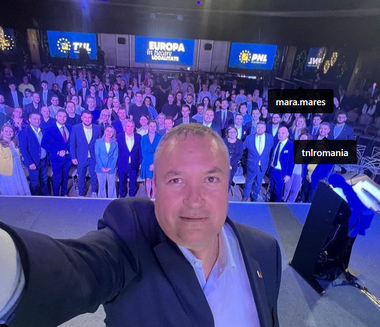 Preşedintele PNL, Nicolae Ciucă, a primit de la reprezentanţii TNL un tricou cu mesajul: ”Alegerea TNL, Nicolae Ciucă” şi şi-a făcut selfie cu tinerii
