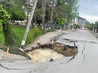 Guvernul alocă fonduri în regim de urgenţă pentru continuarea lucrărilor de stabilizare a solului de la Slănic Prahova / Ciolacu: Este o problemă de siguranţă a locuitorilor oraşului